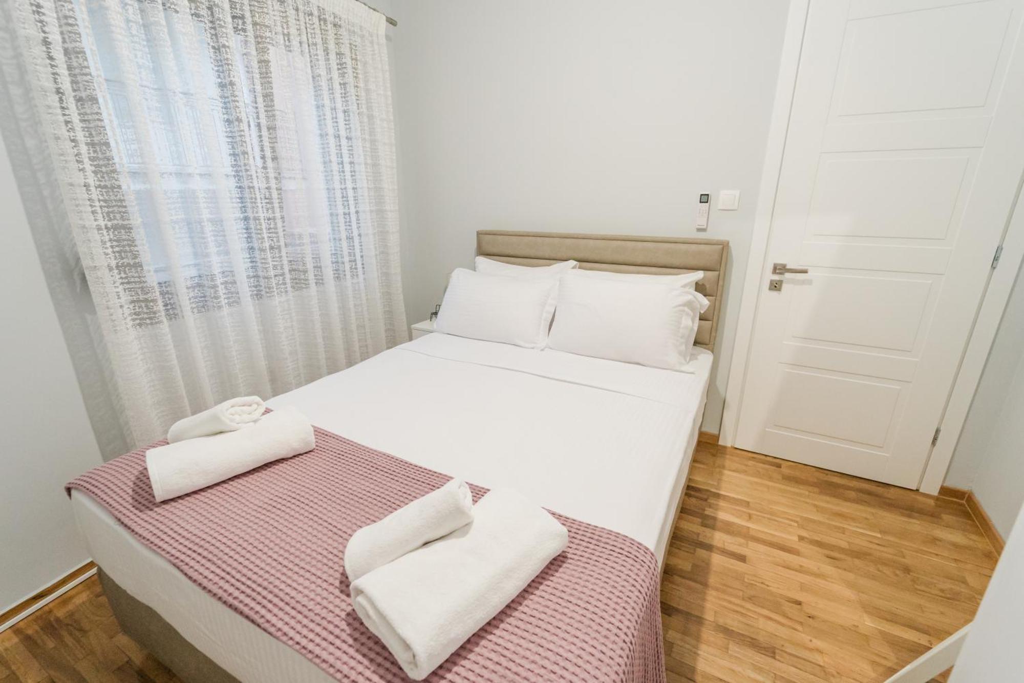 The Little Pigeon - Pink Apartment Ioannina Bagian luar foto