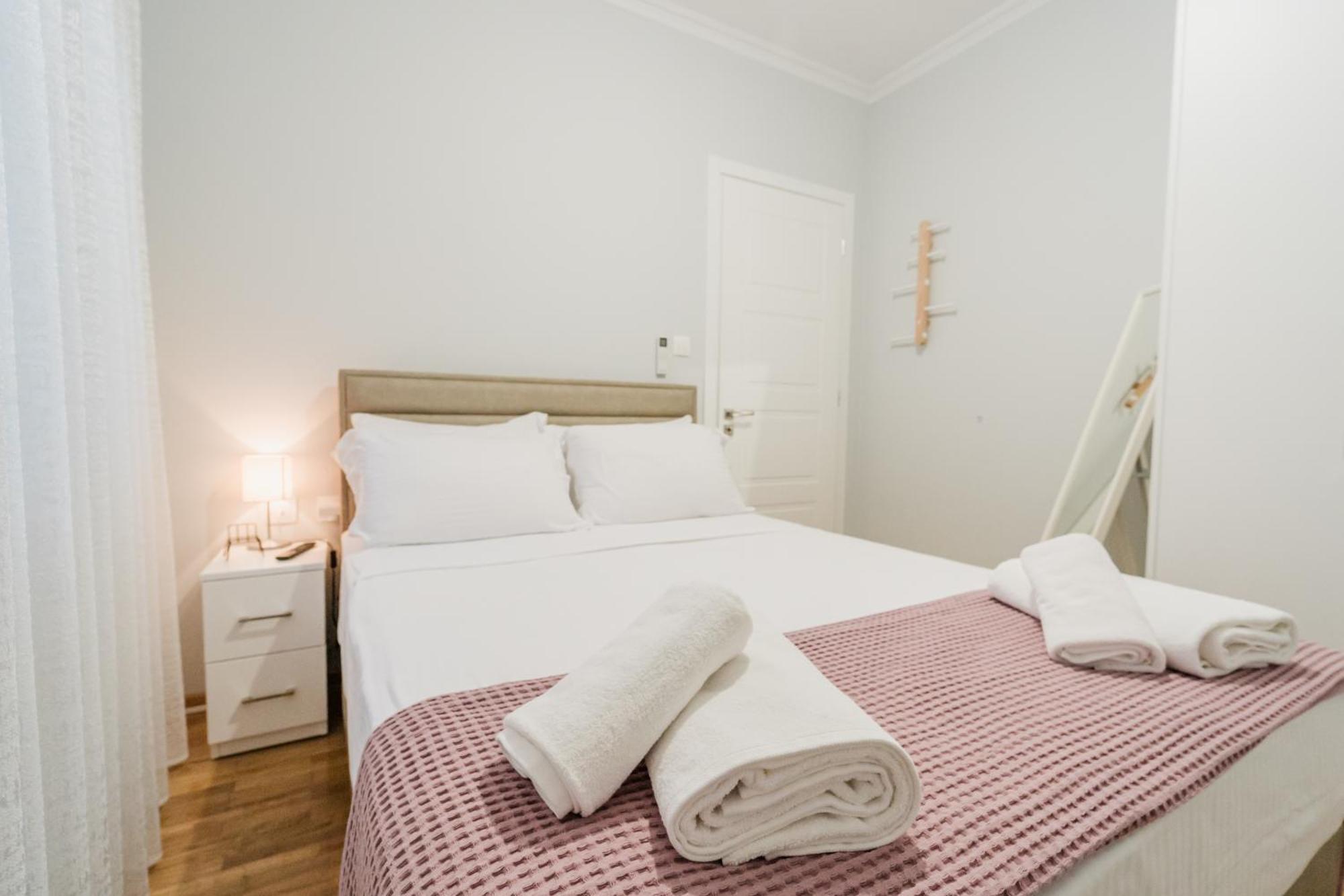 The Little Pigeon - Pink Apartment Ioannina Bagian luar foto
